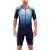 2XU Perform Korte Mouw Trisuit Blauw Heren -Craft Winkel 2xu trisuits heren perform korte mouw blauw mt5525d 01 high