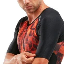 2XU Perform Korte Mouw Trisuit Zwart/rood Heren -Craft Winkel 2xu trisuits heren perform korte mouw zwart fom mt5525d 04 high