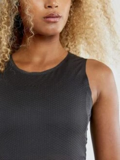 Craft Pro Dry Nanoweight Mouwloos Ondershirt Zwart Dames -Craft Winkel craft onderkleding shirts mouwloos dames pro dry nanoweight sleeveless 1908853 999000 004