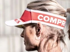 Compressport Ultralight Hardloop Visor Rood 8 Compressport Ultralight Hardloop Visor Rood -Craft Winkel red visor for running triathlon accesoires 003