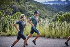 Zone3 Activate Plus Korte Mouw Trisuit Revolution Heren -Craft Winkel zone3 trisuits heren activate plus revolution shirt sleeve zwart groen ts20mrev109